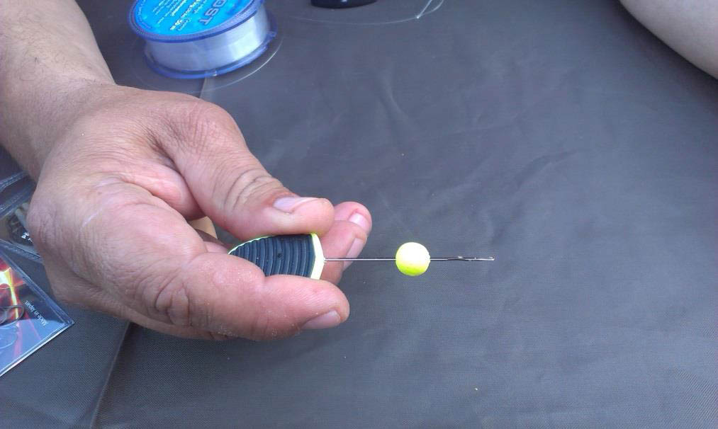 A fűzőtűre egy szem pop-up bojlit fűzűnk