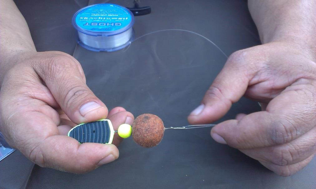 A fűzőtűre egy szem pop-up bojlit fűzűnk