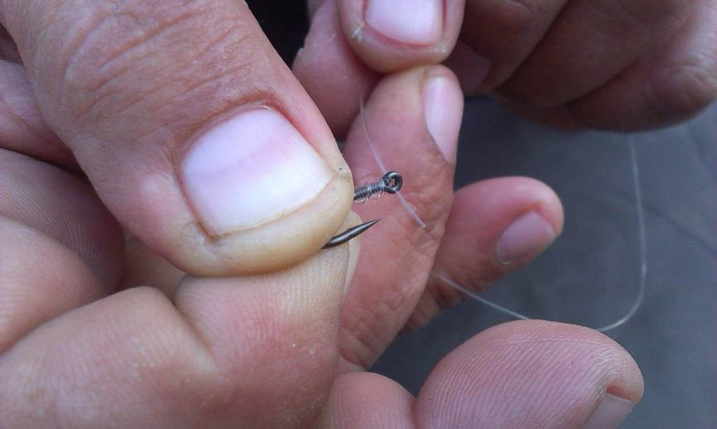 A fűzőtűre egy szem pop-up bojlit fűzűnk